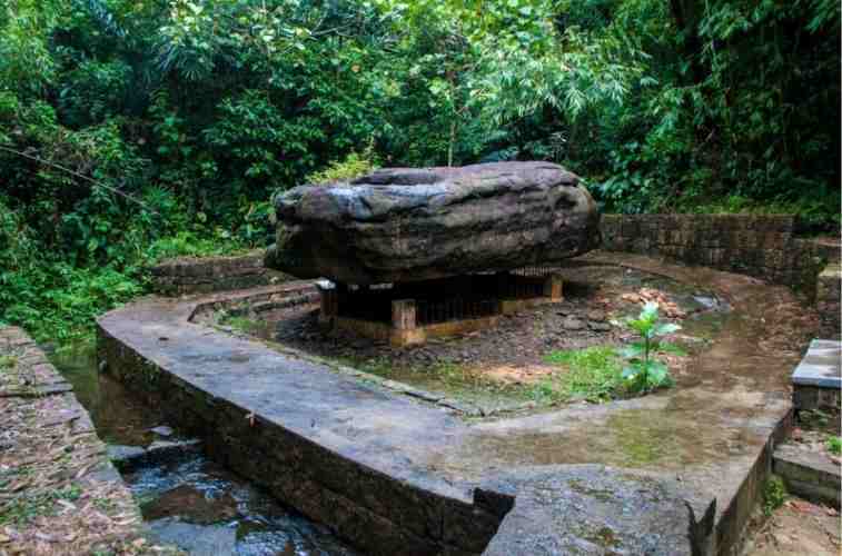 Balancing-rock-of-Mawlynnong